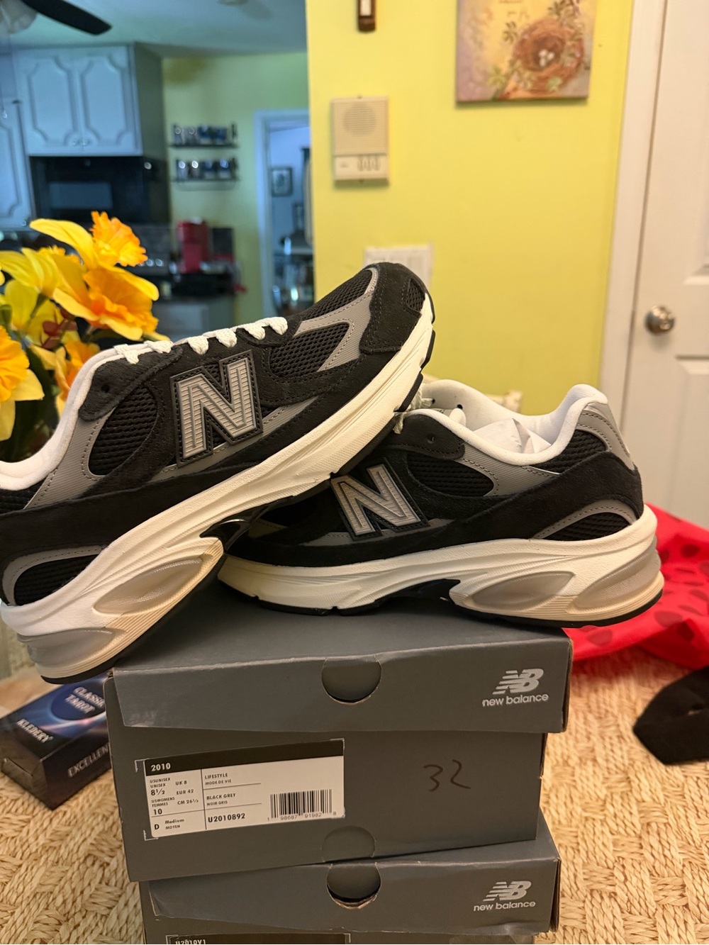 New Balance Men’s 2010 sz 8.5 men/ 10 women new in box !!